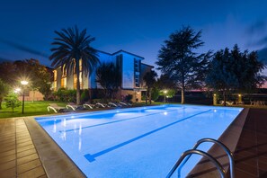 Seasonal outdoor pool, open 10:00 AM to 10:00 PM, pool umbrellas - Hotel Restaurant Sausa (Vilademuls)