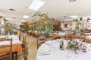 Breakfast, lunch and dinner served - Hotel Restaurant Sausa (Vilademuls)