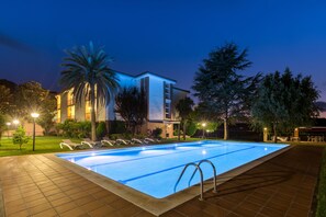 Seasonal outdoor pool, open 10:00 AM to 10:00 PM, pool umbrellas - Hotel Restaurant Sausa (Vilademuls)