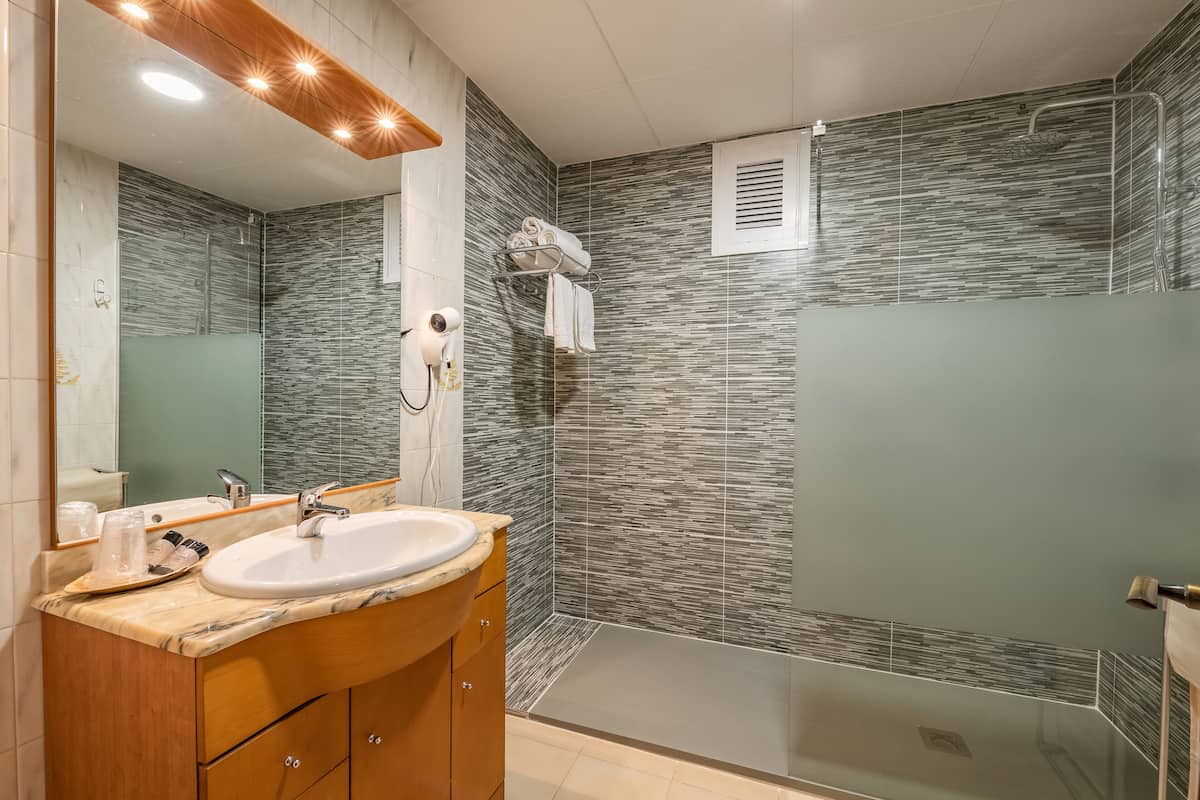 rainfall showerhead, hair dryer, towels, soap