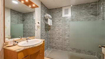 Rainfall showerhead, hair dryer, towels, soap