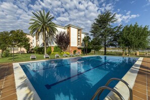 Seasonal outdoor pool, open 10:00 AM to 10:00 PM, pool umbrellas - Hotel Restaurant Sausa (Vilademuls)