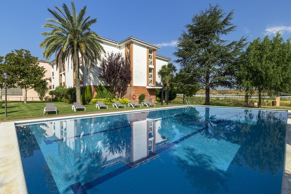 Seasonal outdoor pool, open 10:00 AM to 10:00 PM, pool umbrellas - Hotel Restaurant Sausa (Vilademuls)