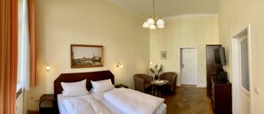 Dubbelrum | Allergitestade sängkläder, minibar och individuell inredning