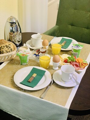 Frukost att ta med varje dag (EUR 11 per person)