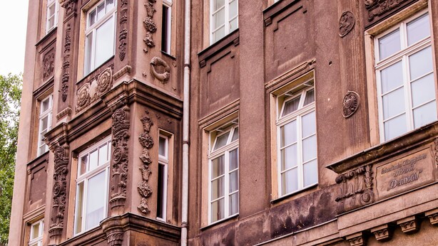A historic building with ornate architectural details, including a prominent arched entrance and a sign reading "Stadt Metz Gastehaus". - Apartmenthaus Stadt Metz (Dresden)