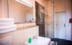 Apartment, 2 Bedrooms | Bathroom | Hair dryer, towels