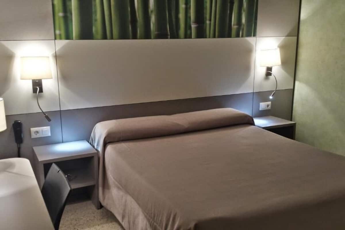 1 bedroom, memory-foam beds, desk, laptop workspace