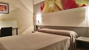 Memory-foam beds, desk, laptop workspace, blackout curtains - Hotel Sabiote (Pineda de Mar)