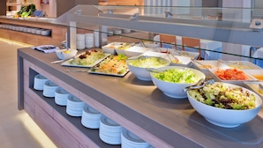 A buffet with various food items and bowls of salad. - Hotel Sabiote (Pineda de Mar)