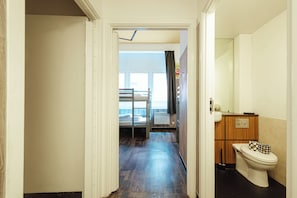 Bed in a 10 bed room | Rideaux dâobscurcissement, accĂšs au Wi-Fi (inclus), literie fournie