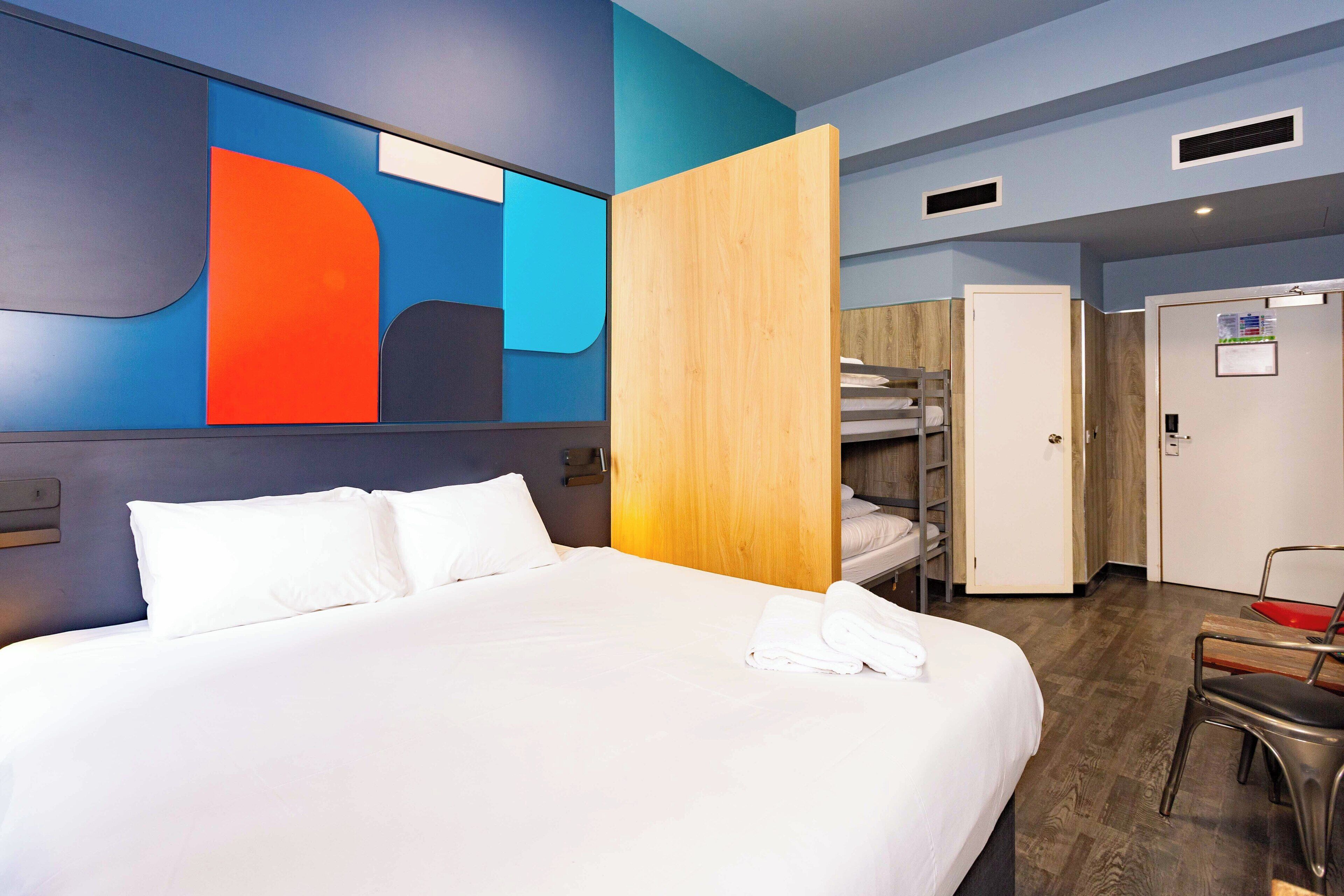 Cortinas opacas, wifi gratis, ropa de cama