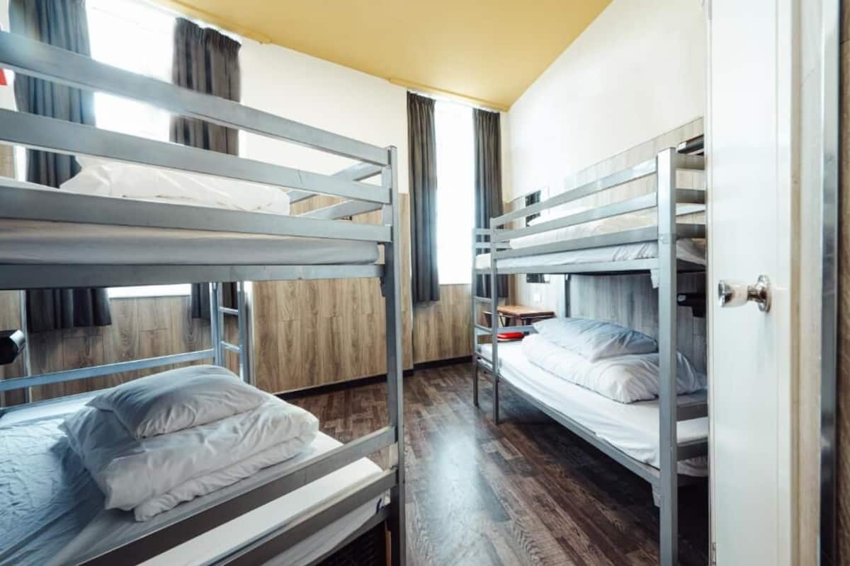 Blackout drapes, free WiFi, bed sheets