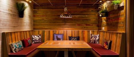 Blackout drapes, free WiFi, bed sheets