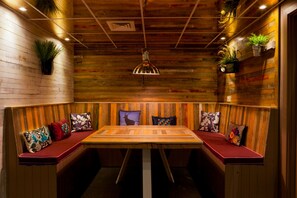 Rideaux d’obscurcissement, accès au Wi-Fi (inclus), literie fournie