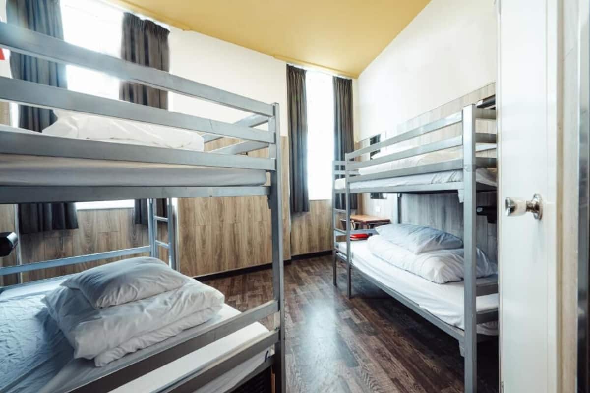 Blackout drapes, free WiFi, bed sheets