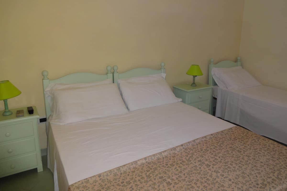 Premium bedding, in-room safe, desk, cribs (free)