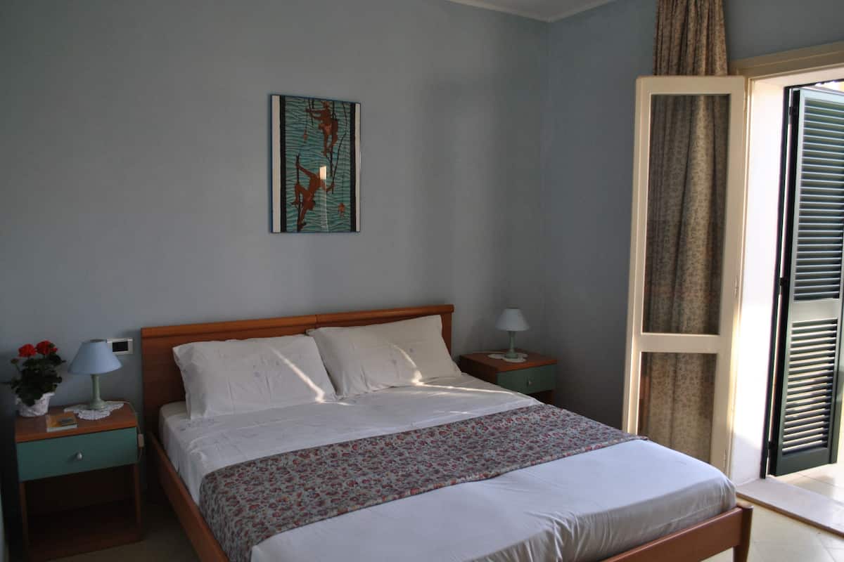 Premium bedding, in-room safe, desk, cribs (free)
