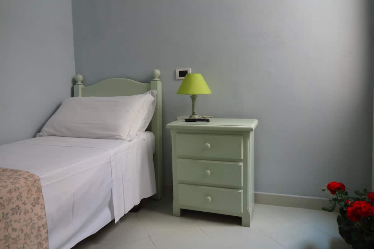 Premium bedding, in-room safe, desk, cribs (free)
