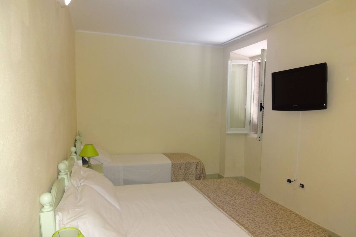Premium bedding, in-room safe, desk, cribs (free)