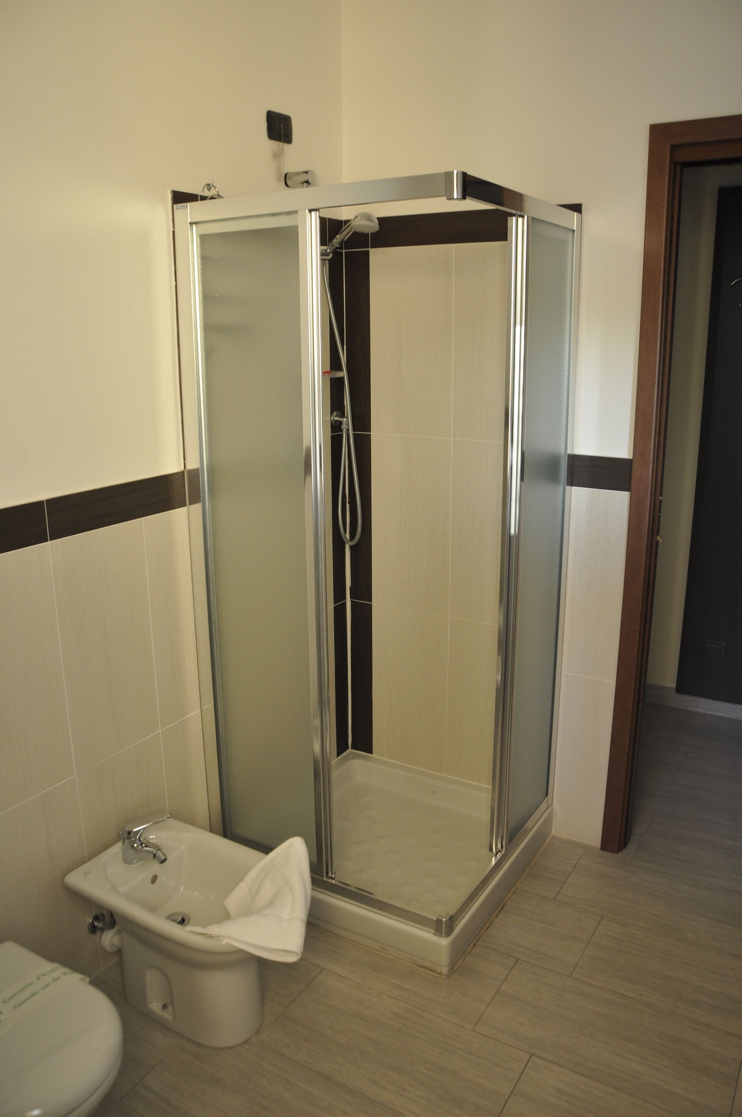 Chambre Triple | Salle de bain | Douche, articles de toilette gratuits, sèche-cheveux, bidet
