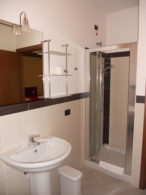 Douche, articles de toilette gratuits, sèche-cheveux, bidet