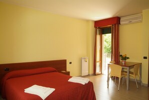 Double or Twin Room | Hypo-allergenic bedding, individually decorated, individually furnished - San Prospero (Garbagnate Milanese)