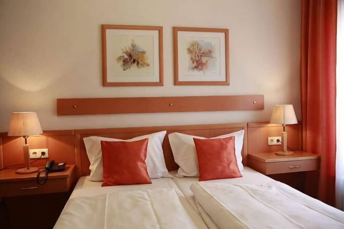 In-room safe, soundproofing, free WiFi, bed sheets