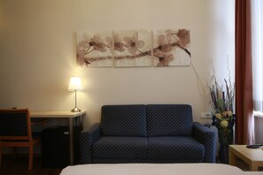 Habitación doble Confort | Área de sala de estar