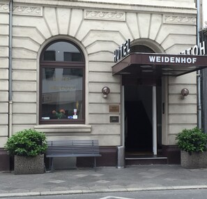 A building with a sign reading "HOTEL WEIDENHOF". - Hotel Weidenhof (Düsseldorf)