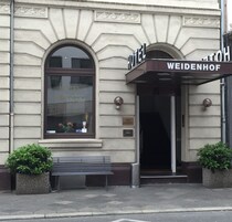 Un edificio con un letrero que dice "HOTEL WEIDENHOF".
