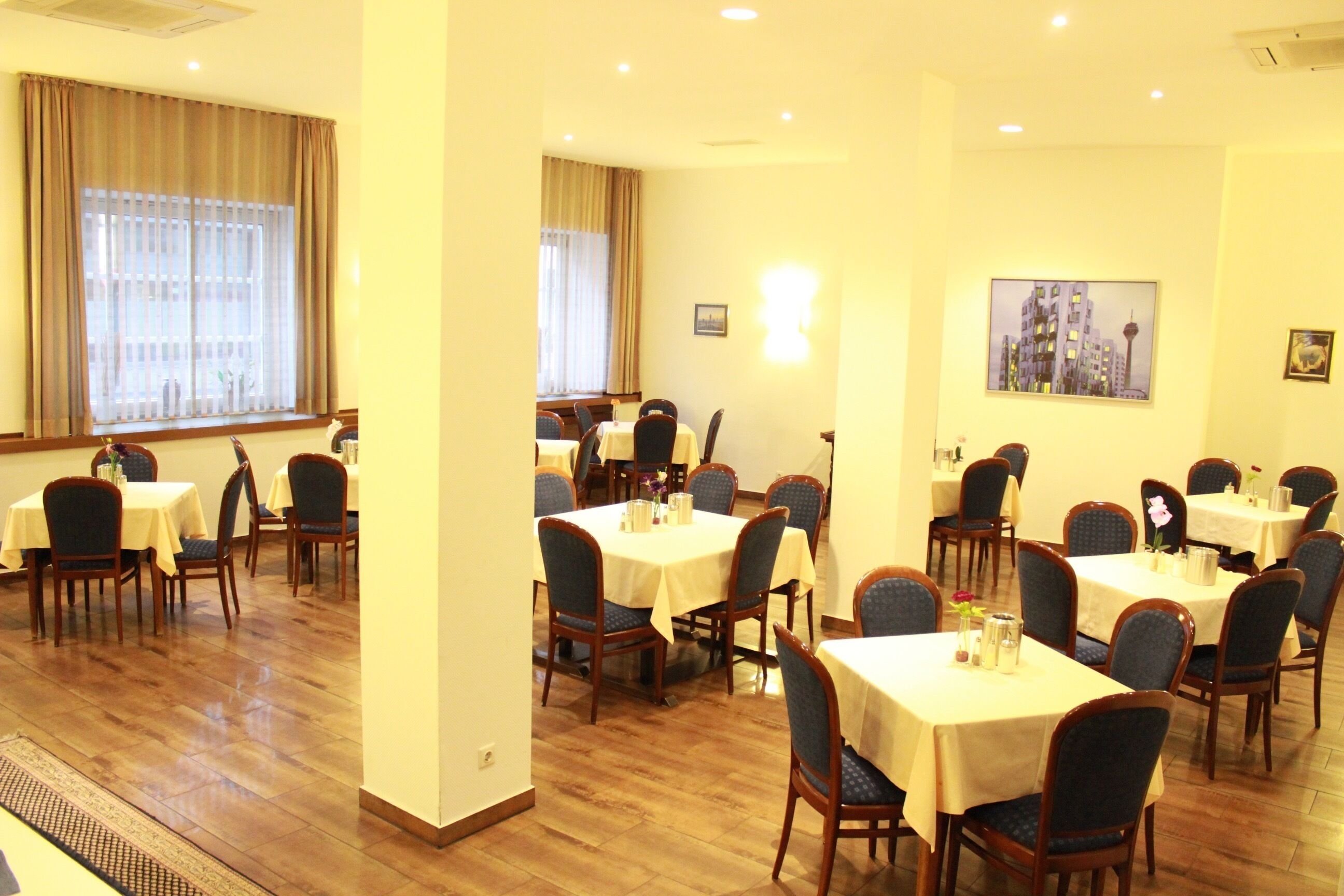 Desayuno buffet diario (EUR 12 por persona)