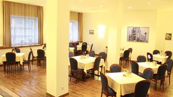 Tägliches Frühstücksbuffet (12 EUR pro Person)