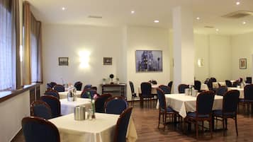 Café da manhã com buffet todos os dias (EUR 12 por pessoa)