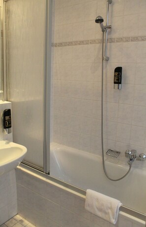 Quarto casal ou duplo standard | Cofres nos quartos, quartos à prova de som, Wi-Fi de cortesia