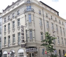 Un edificio en esquina con un cartel que dice "HOTEL WEIDENHOF".