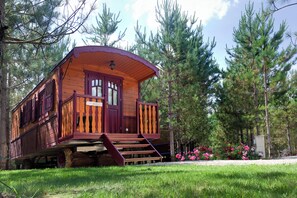 Mobile Home (Roulotte) | 1 bedroom, free cribs/infant beds, free WiFi, bed sheets