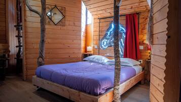 Tree House | Free cribs/infant beds, free WiFi, bed sheets