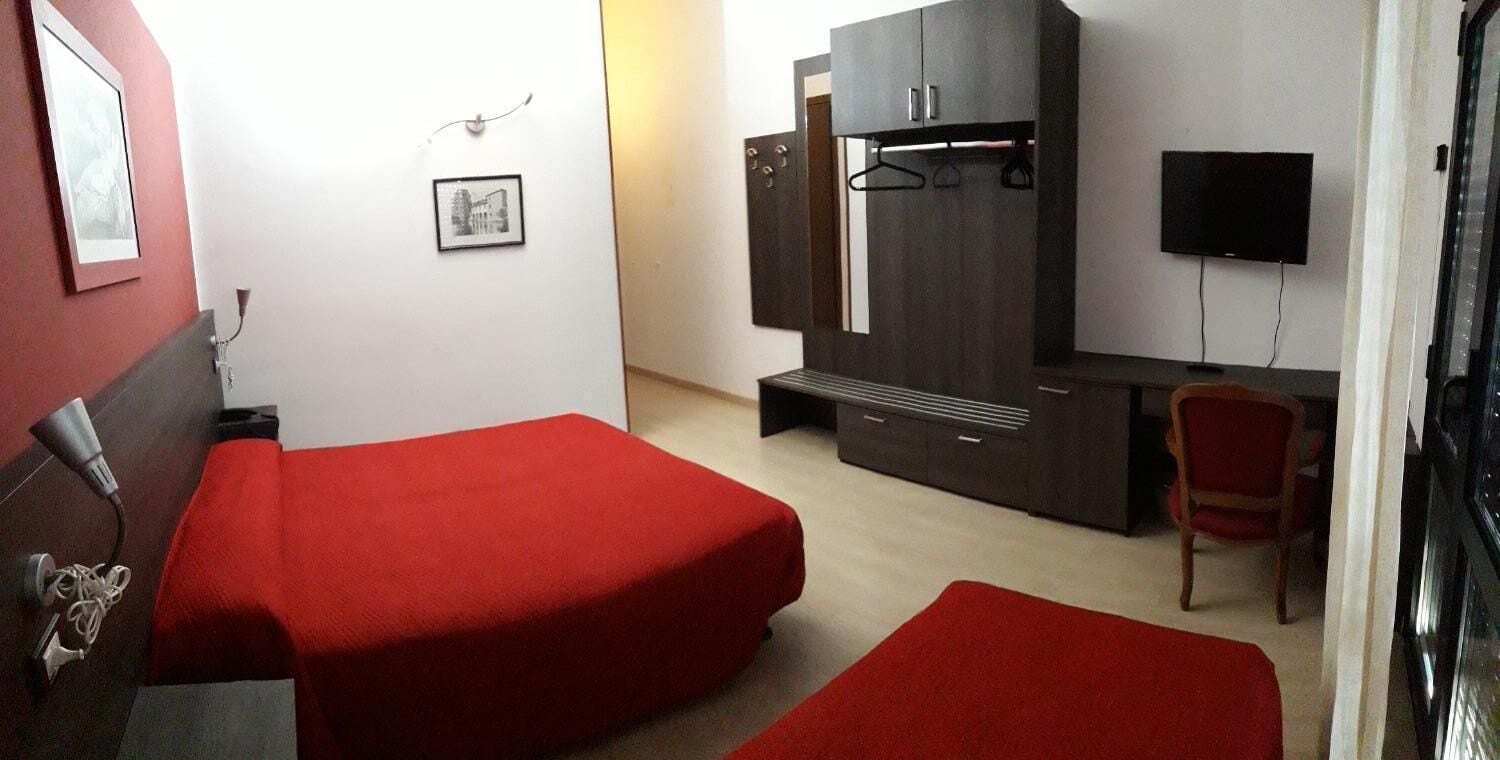 Roupas de cama premium, frigobar, escrivaninha, quartos à prova de som