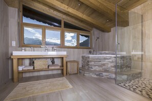 Chalet, 3 chambres, balcon, vue montagne | Salle de bain | Douche, articles de toilette gratuits, sèche-cheveux