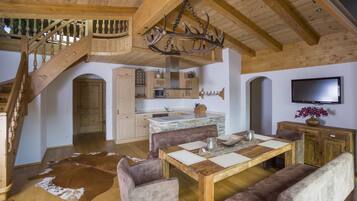 Chalet, 3 Schlafzimmer, Balkon, Bergblick | Essbereich im Zimmer