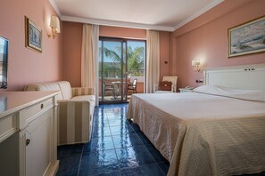 Escritorio, cortinas blackout y tabla de planchar con plancha 