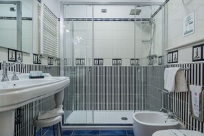Combined shower/tub, hair dryer, bidet, towels - Salice Resort (Corigliano-Rossano)