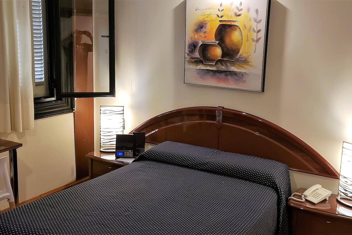 Habitación Matrimonial Superior con Bañera de Hidromasaje Individual (Only adults) | Camas con pillow-top, minibar y caja de seguridad en la habitación