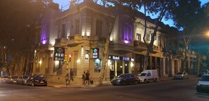 Front of property - evening/night - SUR Hotel (Montevideo)