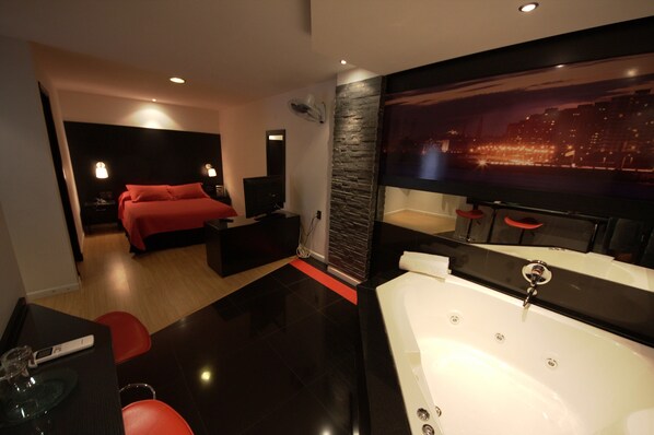 Colchones con pillow-top, minibar y caja de seguridad en la habitación