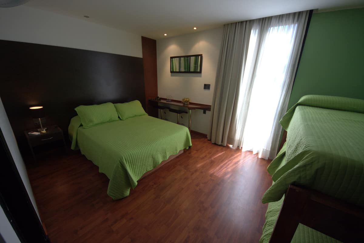 Camas con pillow-top, minibar y caja de seguridad en la habitación