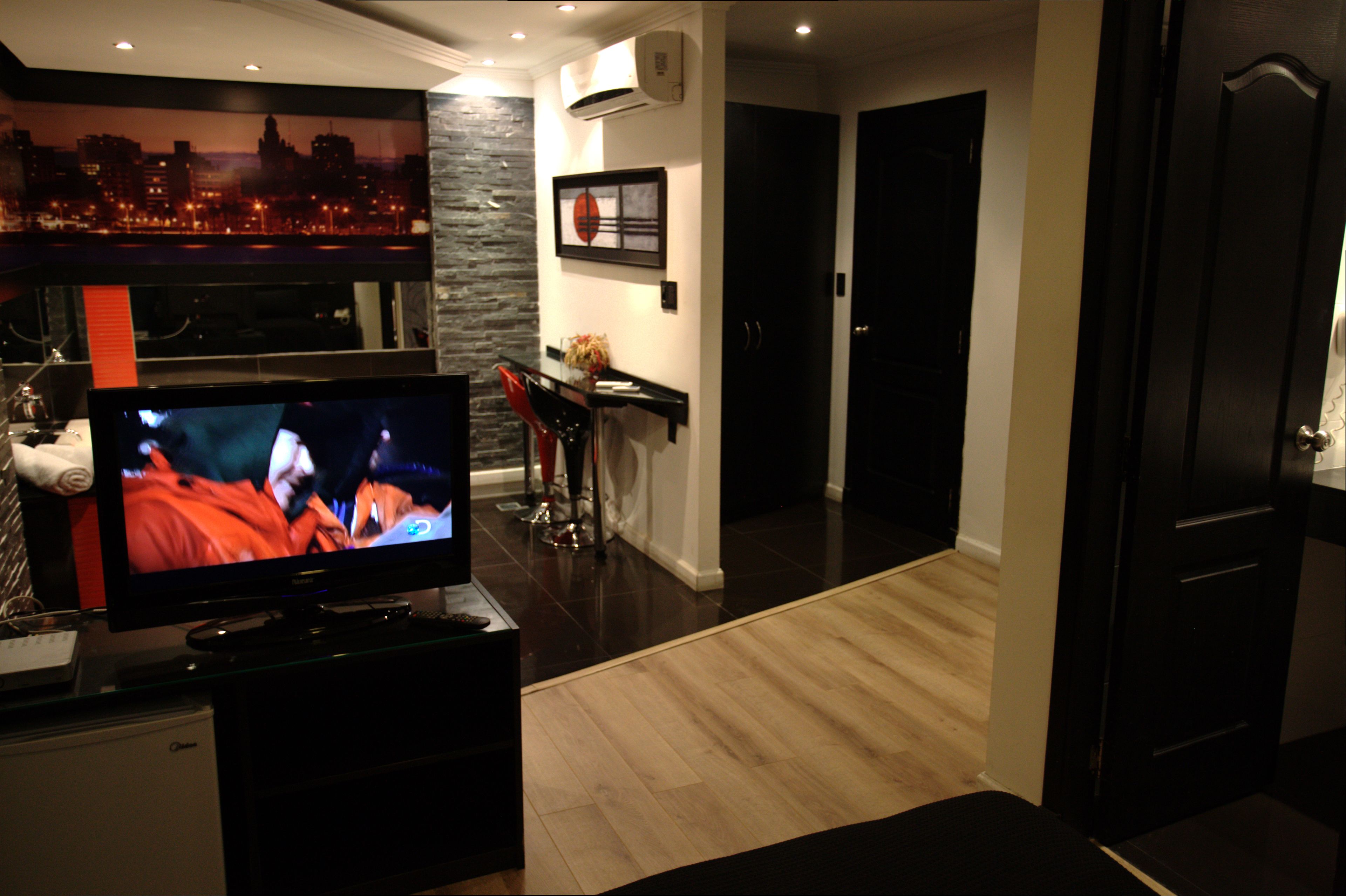 Luksushuone, poreamme (Only adults) | Pillowtop-patjalliset sängyt, minibaari, tallelokero huoneessa