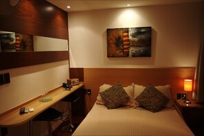 Superior Room | Pillowtop beds, minibar, in-room safe, laptop workspace - SUR Hotel (Montevideo)