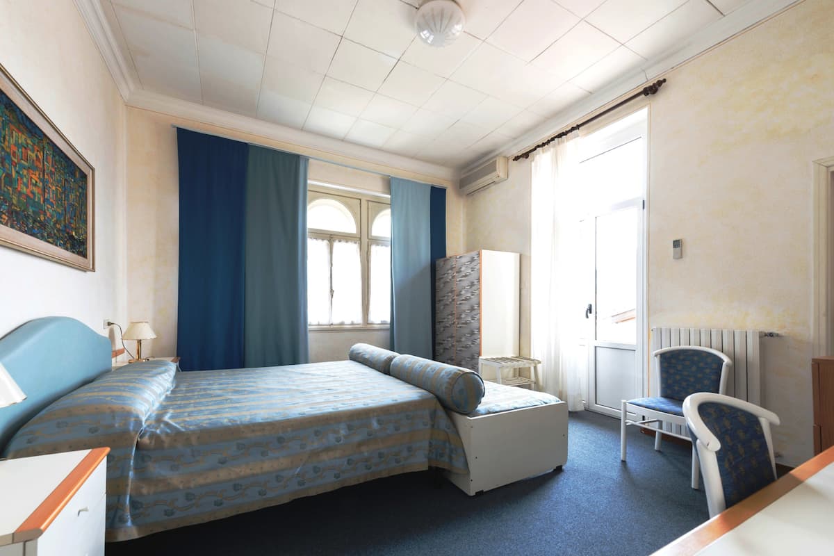 standard double room | minibar, in-room safe, desk, free wifi